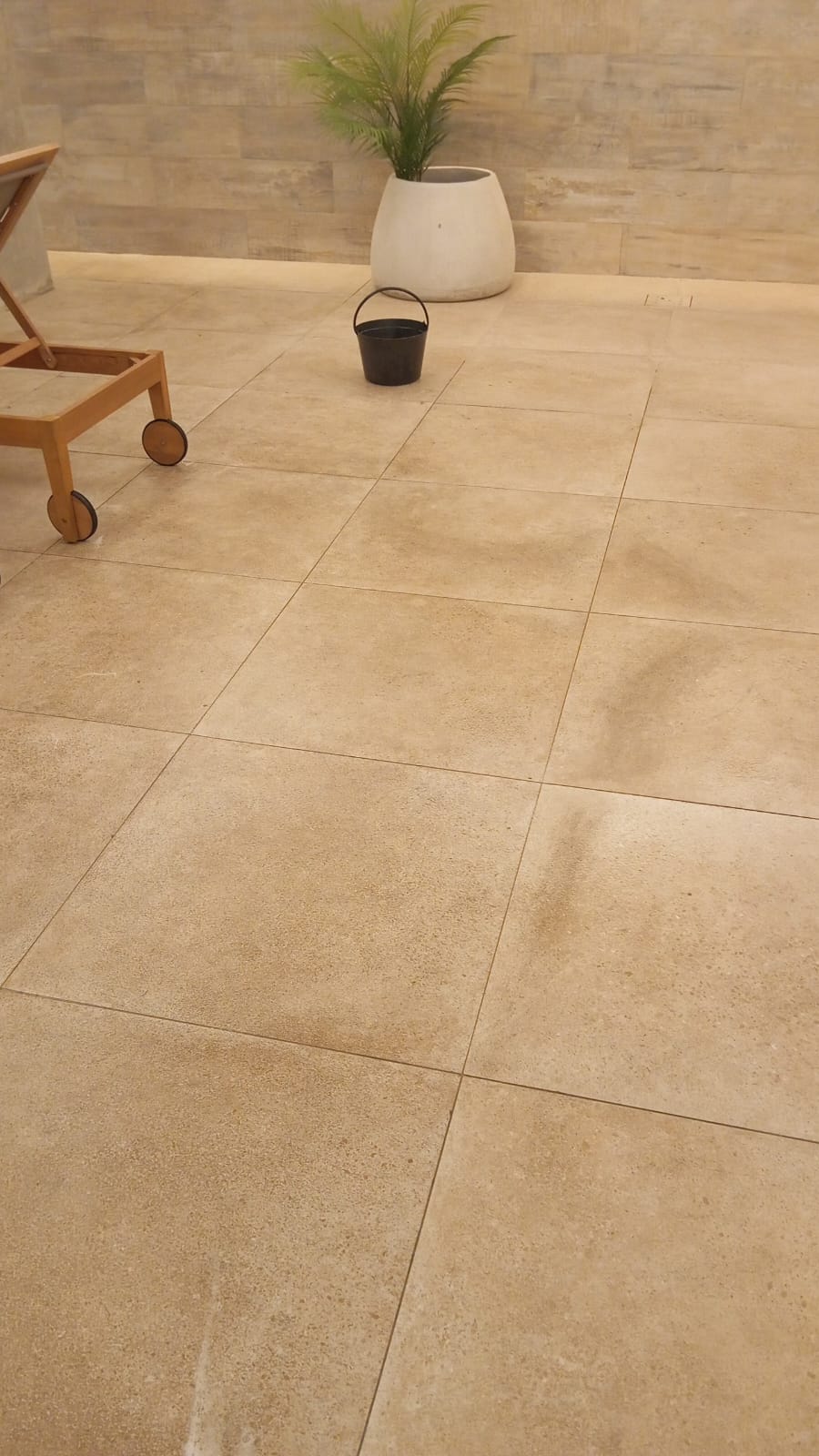 Terraza junto a la piscina limpiada por LM PRO